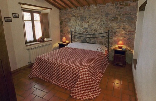 Castell'Azzara Apartment | Apartment 'Podere Le Ghiande, Fienile N°6' with Shared Pool, Shared Garden and Wi-Fi