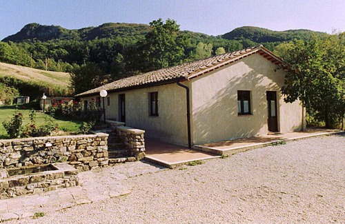 Castell'Azzara Apartment | Apartment 'Podere Le Ghiande, Fienile N°6' with Shared Pool, Shared Garden and Wi-Fi