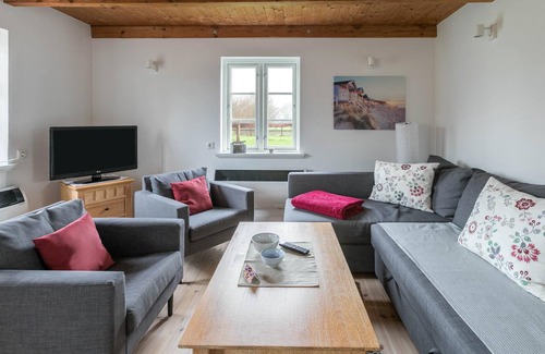 Hillgroven Apartment | Apartment “Pony Peters Ferienwohnung 3” close to the Dyke with Wi-Fi, Terrace & Garden