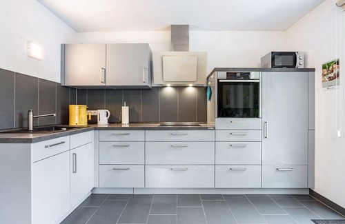 Ostseebad Prerow Apartment | Apartment 'Prerow Am Deich - Ferienwohnung 1' with Private Terrace and Wi-Fi