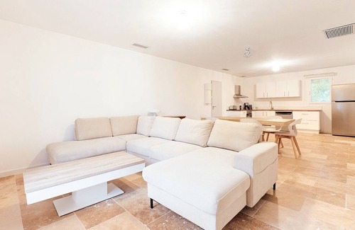 Pelissanne Apartment | APARTMENT R+1 IN THE HEART OF THE OLIVE GROVES IN PROVENCE: SUN AND CICADAS GUARANTEED!