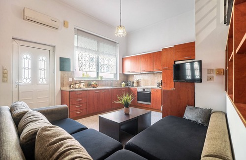 Kallithea House | Apartment 'Rafaela's House' with Shared Pool, Wi-Fi and Air Conditioning