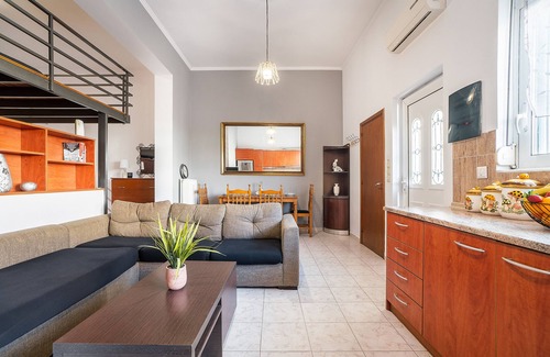 Kallithea House | Apartment 'Rafaela's House' with Shared Pool, Wi-Fi and Air Conditioning