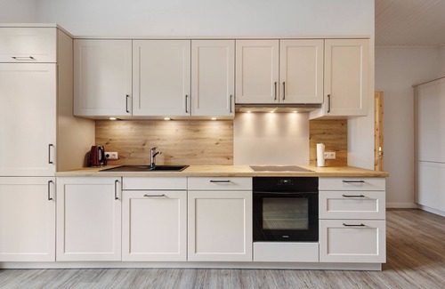Holstenniendorf Apartment | Apartment 'Reit- Und Ferienhof Alte Dorfschule' with Private Terrace and Wi-Fi
