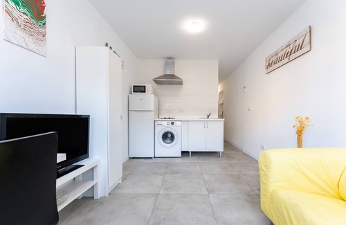 Carihuela Apartment | Apartment 'Relax Junto A La Playa' with Wi-Fi and Air Conditioning