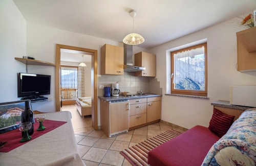 Schenna Apartment | Apartment 'Roath Hof 3' with Mountain View, Shared Garden and Wi-Fi