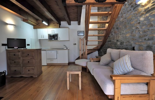 Lardies Apartment | Apartment 'Roble' with Mountain View, Shared Pool and Wi-Fi