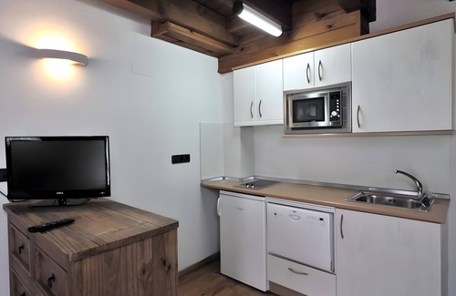 Lardies Apartment | Apartment 'Roble' with Mountain View, Shared Pool and Wi-Fi