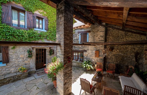 Lardies Apartment | Apartment 'Roble' with Mountain View, Shared Pool and Wi-Fi