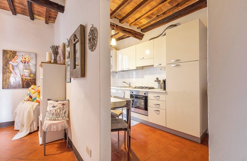 Montalcino Apartment | Apartment 'Rocci Al 17' with Mountain View and Wi-Fi