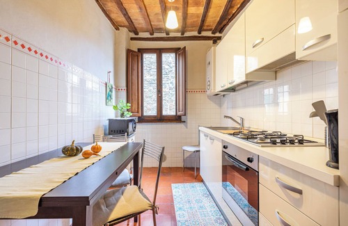 Montalcino Apartment | Apartment 'Rocci Al 17' with Mountain View and Wi-Fi