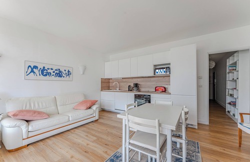 Arcachon Apartment | Apartment 'Rose Mousse' with Private Terrace, Shared Garden and Wi-Fi