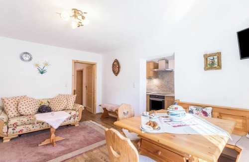 Mittenwald Apartment | Apartment 'Rosenquarz' Near the Ski Lift with Mountain View, Wi-Fi & Balcony