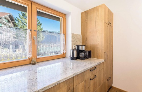 Mittenwald Apartment | Apartment 'Rosenquarz' Near the Ski Lift with Mountain View, Wi-Fi & Balcony