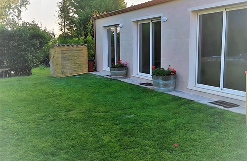 Alghero Apartment | Apartment 'Rosmarino' with Shared Pool, Wi-Fi and Air Conditioning
