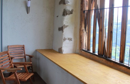Albions Apartment | Apartment 'Schloss Gravetsch Castel' with Mountain View and Shared Garden