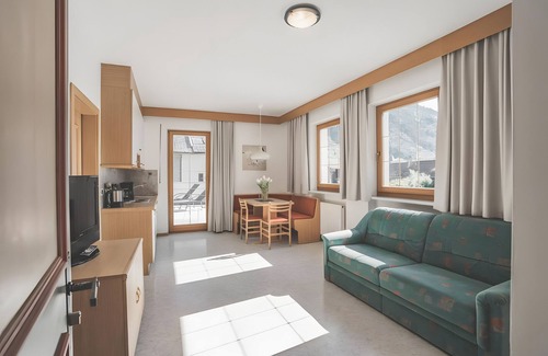 Silandro Apartment | Apartment 'Schnatzhof Typ A5' with Mountain View, Shared Pool and Wi-Fi