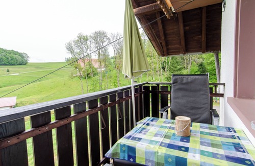 Hofstetten Apartment | Apartment 'Schwalbennest' with Balcony and Wi-Fi