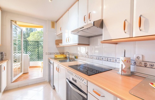 Nueva Andalucia Apartment | Apartment 'Señorio De Aloha' with Sea View, Wi-Fi and Air Conditioning
