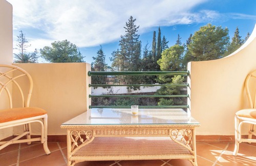 Nueva Andalucia Apartment | Apartment 'Señorio De Aloha' with Sea View, Wi-Fi and Air Conditioning