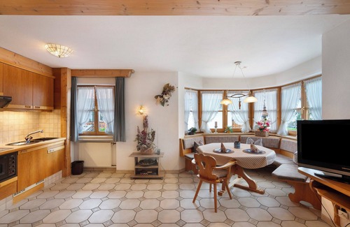Mittenwald Apartment | Apartment 'Silberdistel Nr 3' with Mountain View, Shared Garden and Wi-Fi