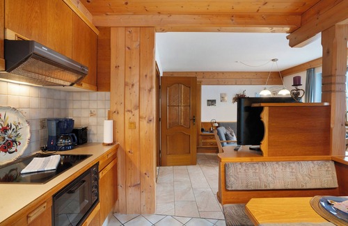 Mittenwald Apartment | Apartment 'Silberdistel Nr 3' with Mountain View, Shared Garden and Wi-Fi