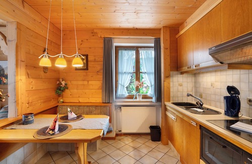 Mittenwald Apartment | Apartment 'Silberdistel Nr 3' with Mountain View, Shared Garden and Wi-Fi