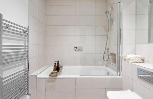 Syon Apartment | Apartment - Sleeps 2 - Parking - Great Location