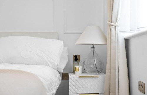 Syon Apartment | Apartment - Sleeps 2 - Parking - Great Location