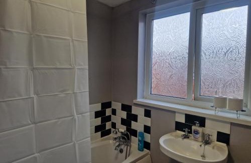 Ashington Apartment | Apartment - Sleeps 4 - Parking - WiFi