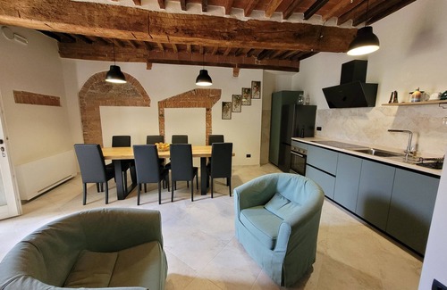 Asciano Apartment | Apartment sleeps 6 located in in the heart Asciano, with terrace.