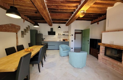Asciano Apartment | Apartment sleeps 6 located in in the heart Asciano, with terrace.