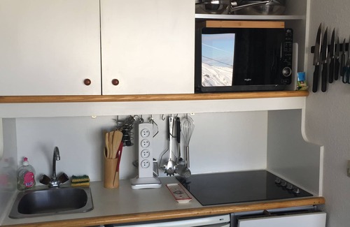 Reberty Apartment | APARTMENT sleeps 4. TRACK FEET. Departure and return to ski. Studio cabin.