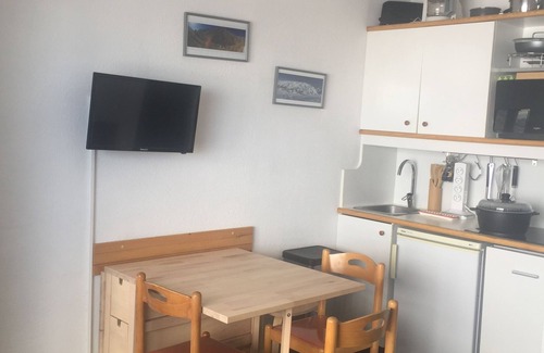 Reberty Apartment | APARTMENT sleeps 4. TRACK FEET. Departure and return to ski. Studio cabin.