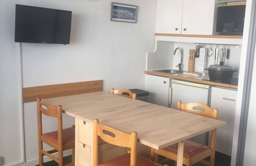 Reberty Apartment | APARTMENT sleeps 4. TRACK FEET. Departure and return to ski. Studio cabin.