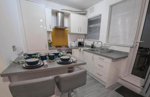 Richmond-upon-Thames Apartment | Apartment-Sleeps4-Parking-Balcony