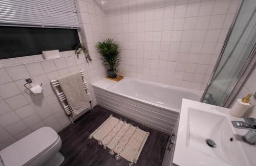 Richmond-upon-Thames Apartment | Apartment-Sleeps4-Parking-Balcony
