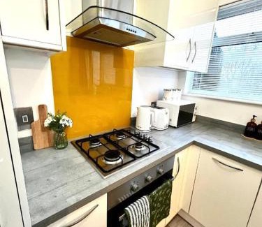 Richmond-upon-Thames Apartment | Apartment-Sleeps4-Parking-Balcony