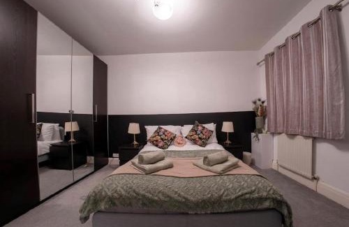 Richmond-upon-Thames Apartment | Apartment-Sleeps4-Parking-Balcony