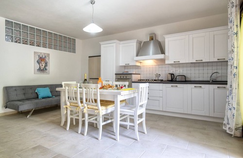 Lu Bagnu Apartment | Apartment "Soleluna" with Shared Pool & A/C