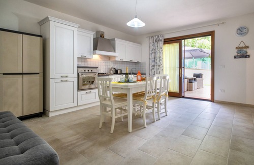 Lu Bagnu Apartment | Apartment "Soleluna" with Shared Pool & A/C