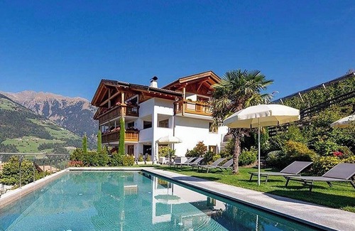Schenna Apartment | Apartment 'Sonnenblume' with Mountain View, Shared Pool and Wi-Fi
