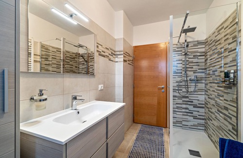 Lana Apartment | Apartment 'Sonnenparadies Ronzone' with Mountain View, Private Terrace and Wi-Fi