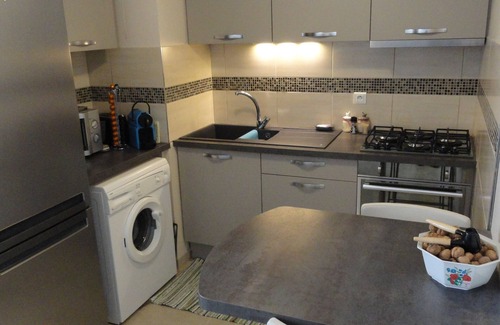 La Rochelle Apartment | Apartment south facing, renovated, bright and functional.