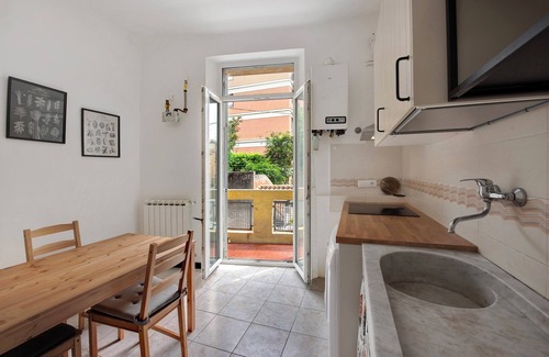 Pegli Apartment | Apartment 'Stanza Per 3 Persone' with Balcony and Wi-Fi