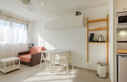 Villeneuve Loubet Beach Apartment | Apartment 'Studio Marina Baie Des Anges' with Private Garden, Wi-Fi and Air Conditioning