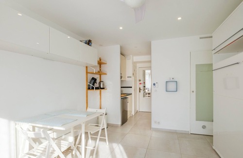 Villeneuve Loubet Beach Apartment | Apartment 'Studio Marina Baie Des Anges' with Private Garden, Wi-Fi and Air Conditioning
