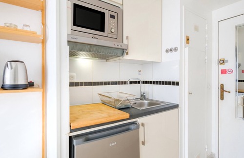 Villeneuve Loubet Beach Apartment | Apartment 'Studio Marina Baie Des Anges' with Private Garden, Wi-Fi and Air Conditioning