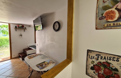 Carnoules Apartment | Apartment 'Studio Romance' with Mountain View, Shared Pool and Wi-Fi