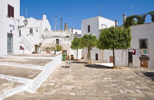 Ceglie Messapica Apartment | Apartment 'Suite Carlomaria In Ceglie' with Air Conditioning